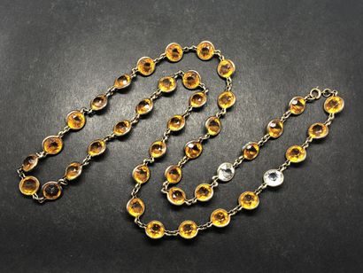 Collier en métal doré serti de pierres 