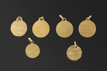 Lot de 5 médailles religieuses (4 gravées).
Poids...