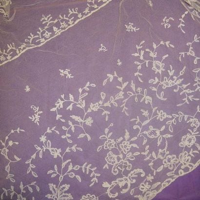 Deux éléments de voiles de mariée dont un...