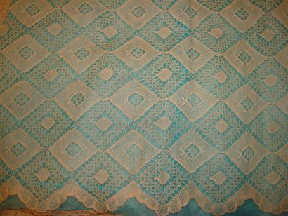 8m X 0m38 en 2 coupes de dentelle aux fuseaux,...