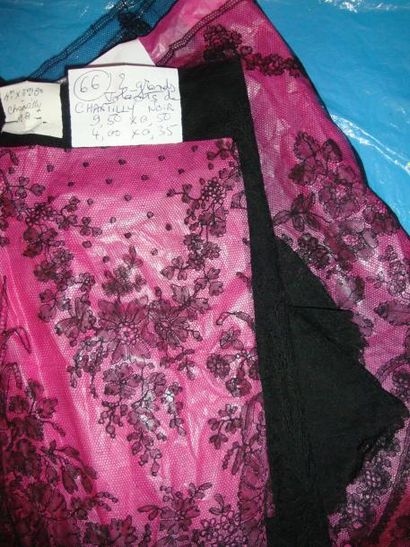 9m X 0m50 et 4m X 0m35 de Chantilly noir,...