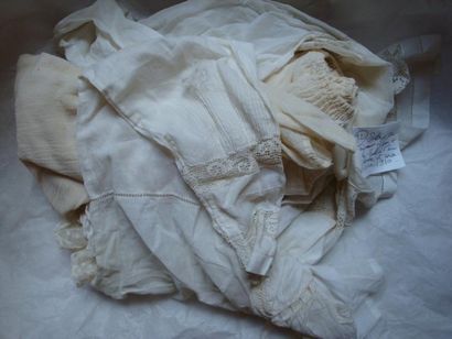 Un lot: 1 blouse roumaine en crêpe brodé,...