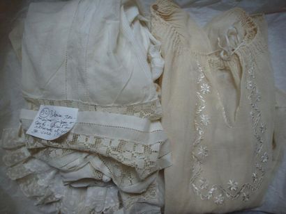 Un lot: 1 blouse roumaine en crêpe brodé,...
