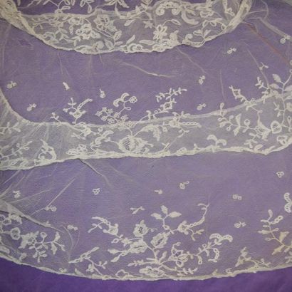Deux éléments de voiles de mariée dont un...