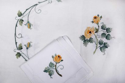 Un lot de 3 nappes: Une nappe en organdi...