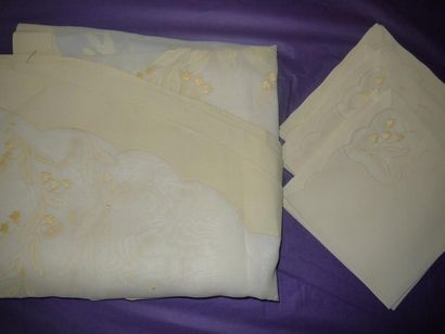 Un nappe en organdi broderies et applications...
