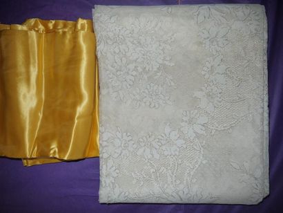 Une nappe en dentelle de Calais au fil d'or,...
