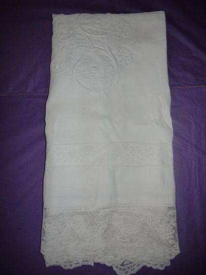 Un retour de drap, incrustation et volant...