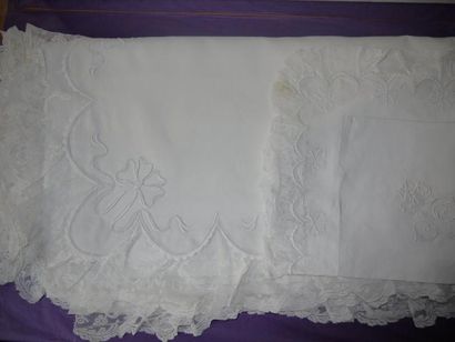 Un drap en fil, broderies de noeuds et volant...