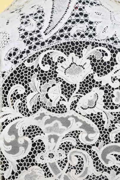 Une nappe en Venise et Point de Paris, 1m41...
