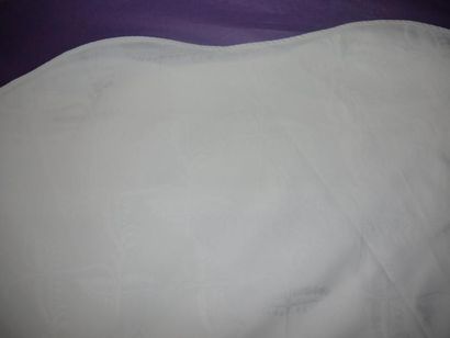Un grande nappe ronde en damassé de coton...