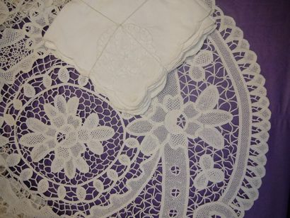 Une nappe en Venise, Diam:1m80 et 8 serv...
