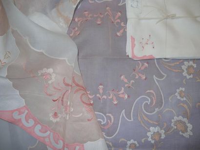 Une nappe ronde en organdi brodé de fleurs...