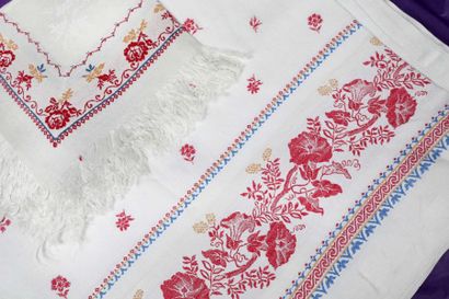 Une nappe en damassé trois couleurs à décor...