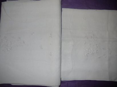 Un drap brodé de fleurs, l: 2m40, une taie...