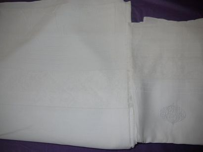 Un drap, incrustations de Binche et chiffre...