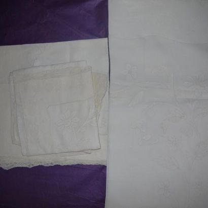 Un drap, applications à décor de fleurs et...