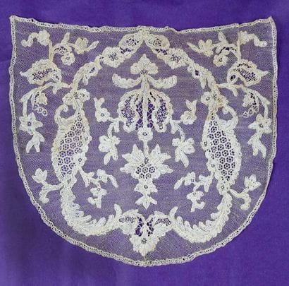 Un fond de bonnet en Argentan, fin XVIIème,...