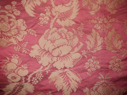 Un grand tapis de table en damas rouge et...