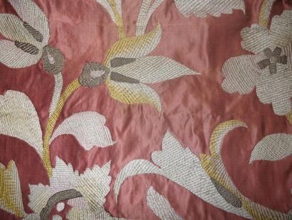Un tapis de table en satin de soie rose brodé...