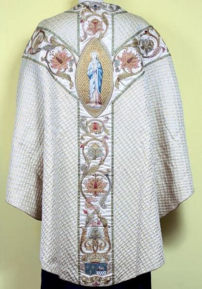Une grande chasuble en brocatelle crème sur...