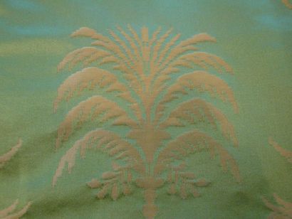 Un lot: 2m60 X 0m60 de satin noir, 1 Damas...