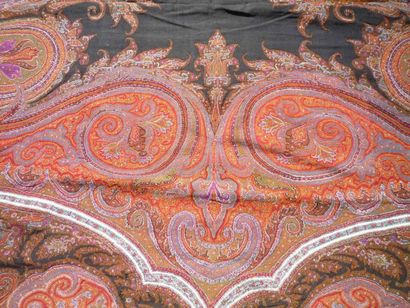 Un lot: 2m60 X 0m60 de satin noir, 1 Damas...