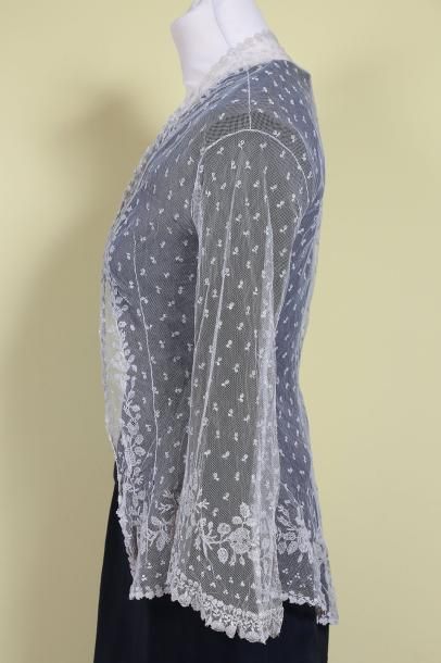 Une veste en application de Point à l'aiguille,...