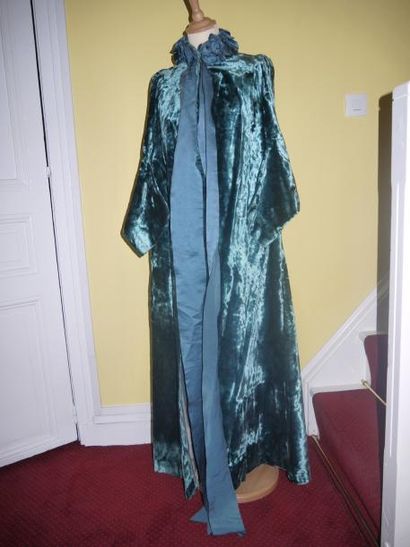 Un manteau long en panne de velours bleu...