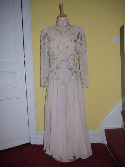 Une robe en crêpe rose, corsage brodé de...