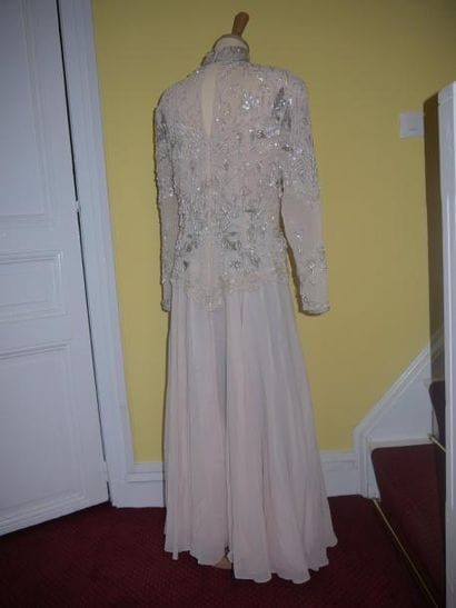 Une robe en crêpe rose, corsage brodé de...