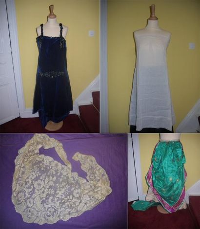 Une robe en velours bleu, brodée de paillettes,...