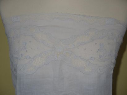 Une robe en velours bleu, brodée de paillettes,...