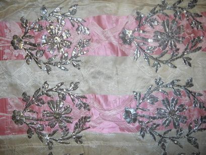 Un élément de costume en damas de soie rayé...