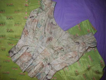 Une robe XVIIIème, époque Louis XVI, démontée...
