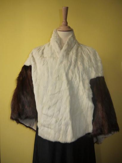 Une cape en vison et brun, griffée Modèle...