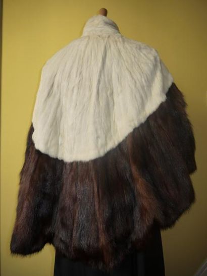 Une cape en vison et brun, griffée Modèle...