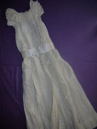 Une robe de baptême en broderie anglaise