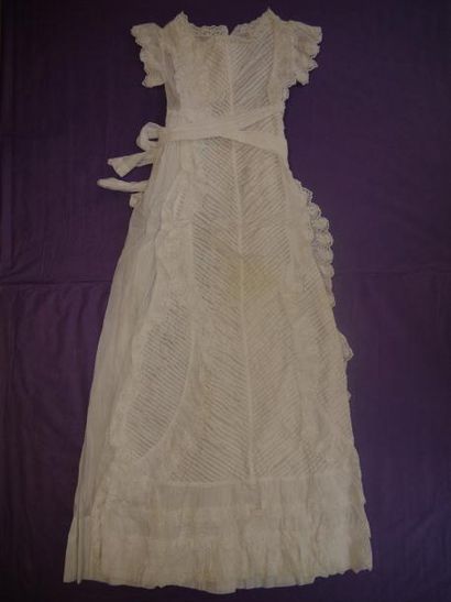 Une robe de baptême en linon plissé et volant...