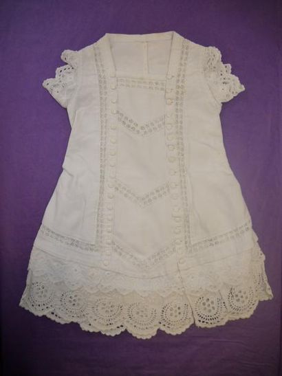 Une robe de fillette en piqué de coton et...
