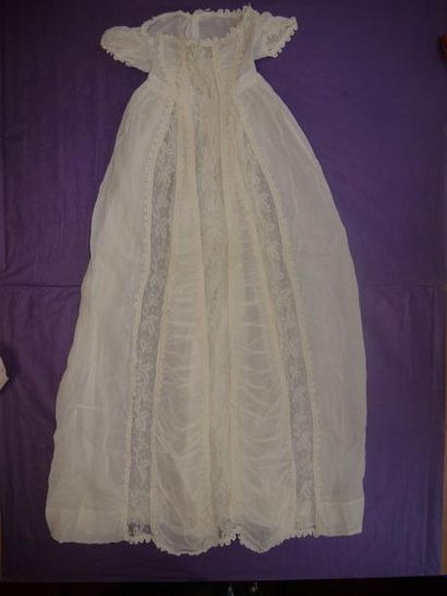 Une robe de baptême en linon brodé et incrustations...