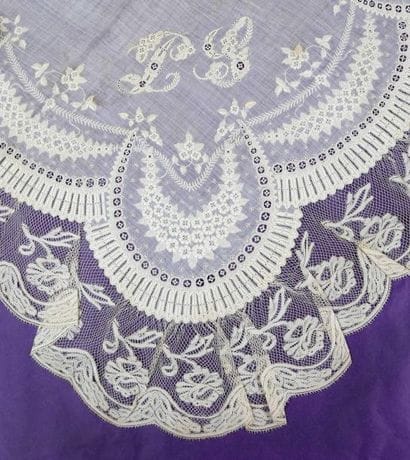 Un mouchoir de mariée en linon très finement...