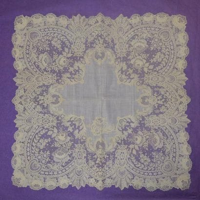 Un mouchoir de mariée en linon brodé: Louise,...