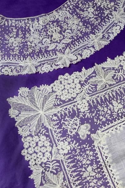 Un mouchoir de mariée et sa feuille d'éventail...