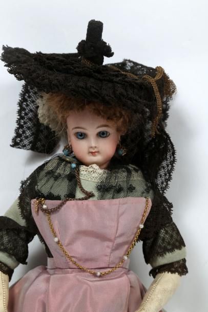 Poupée de mode, tête pivotante et collerette...