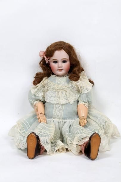 Poupée, tête en porcelaine marquée en creux:...