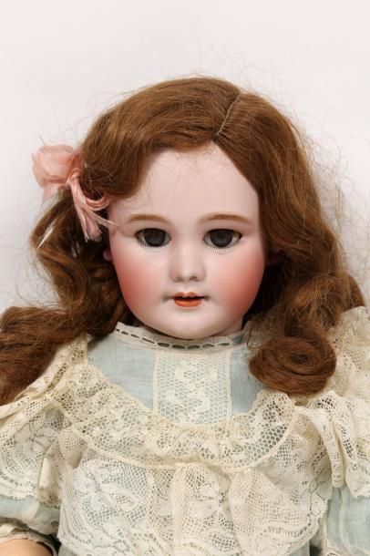 Poupée, tête en porcelaine marquée en creux:...