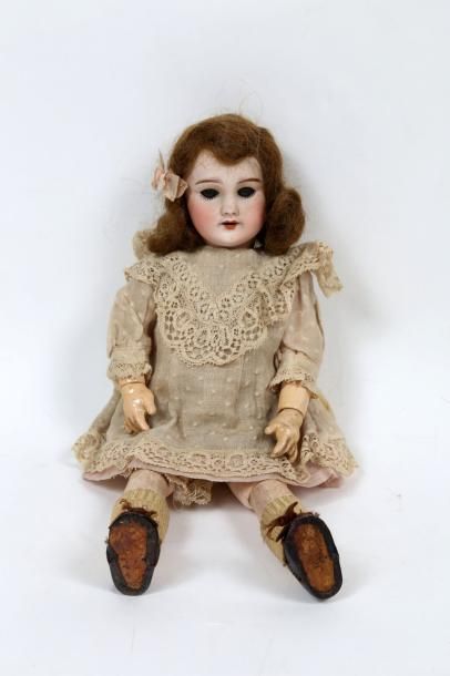 Petite poupée, tête porcelaine marquée en...