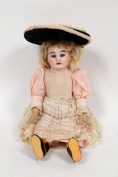 Petite poupée allemande, tête en porcelaine,...