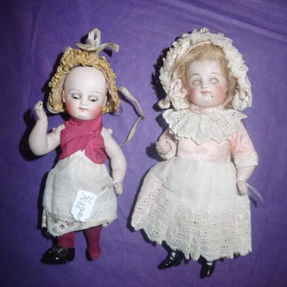 Deux mignonnettes en biscuit, yeux mobiles,...